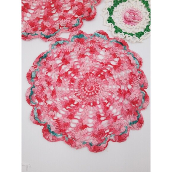 Lot of 5 doilies pink green white 7" - 12" 3 Diminsional Vintage - Picture 3 of 10